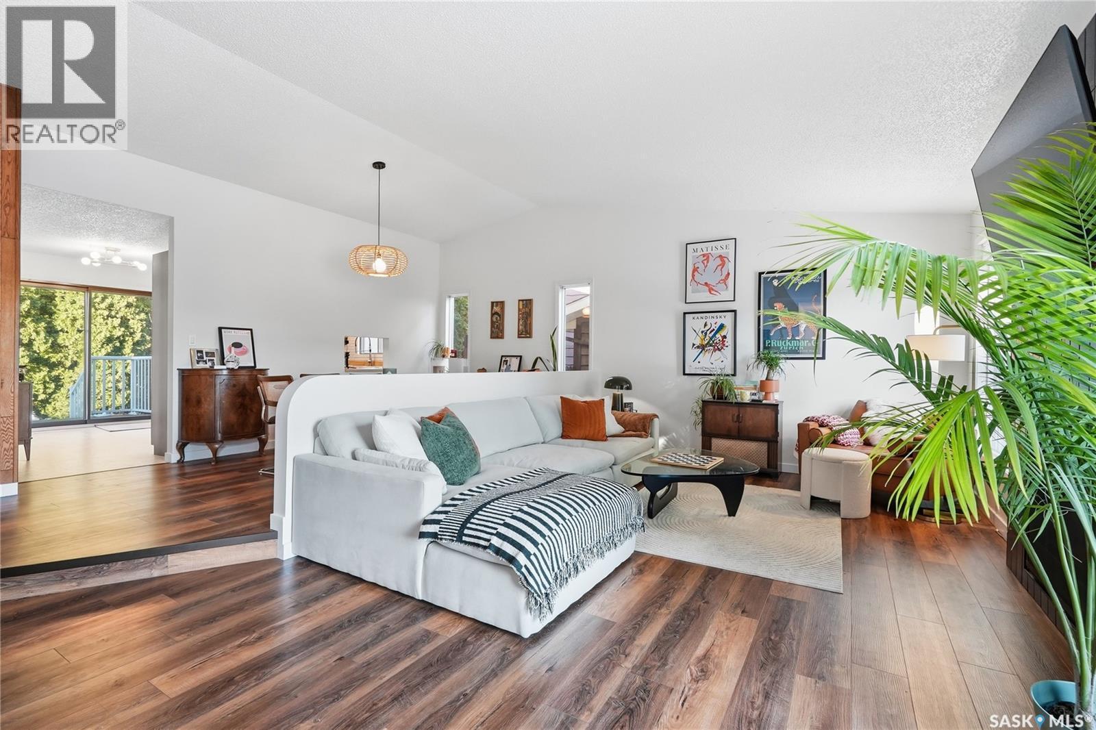 627 Delaronde Crescent, Saskatoon, SK - Indoor Photo Showing Living Room