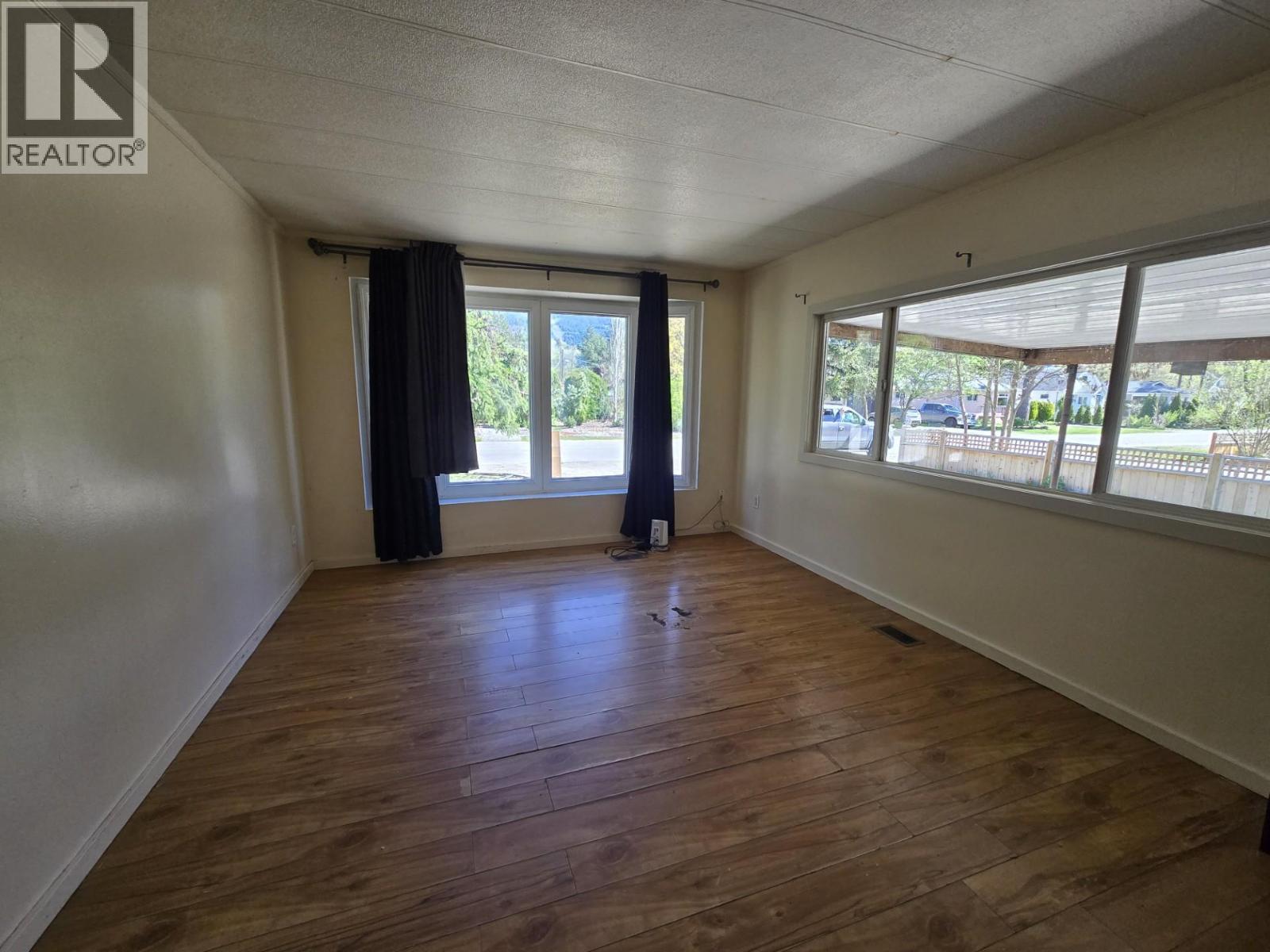 300 3Rd Avenue, Castlegar, BC