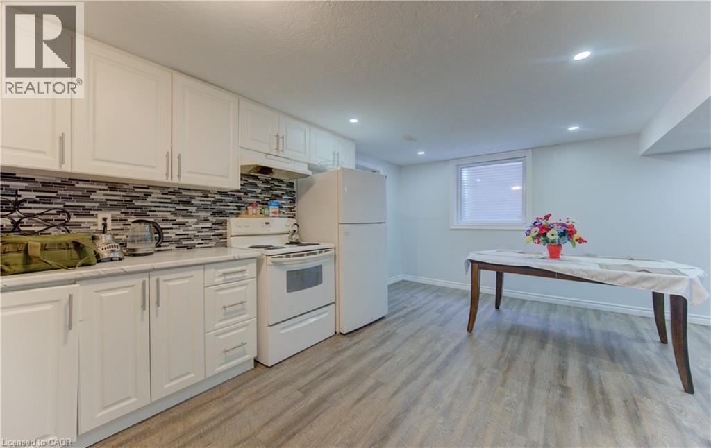 110 Hazelglen Drive, Kitchener, ON - Indoor Photo Showing Kitchen