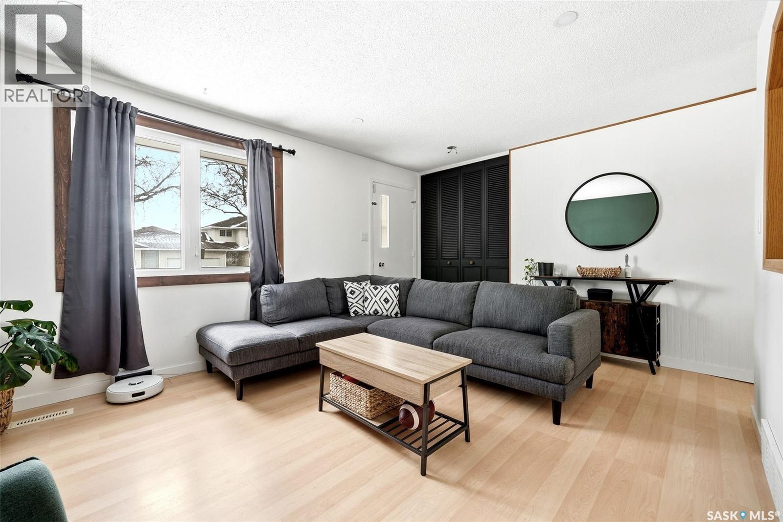 224 Mikkelson Drive, Regina, SK - Indoor Photo Showing Living Room