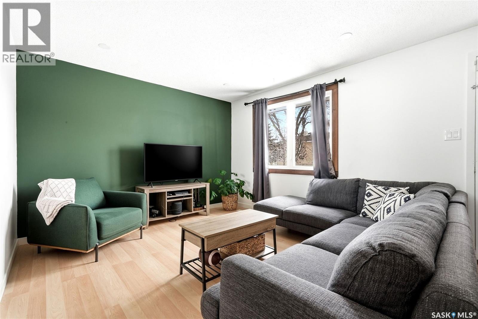 224 Mikkelson Drive, Regina, SK - Indoor Photo Showing Living Room