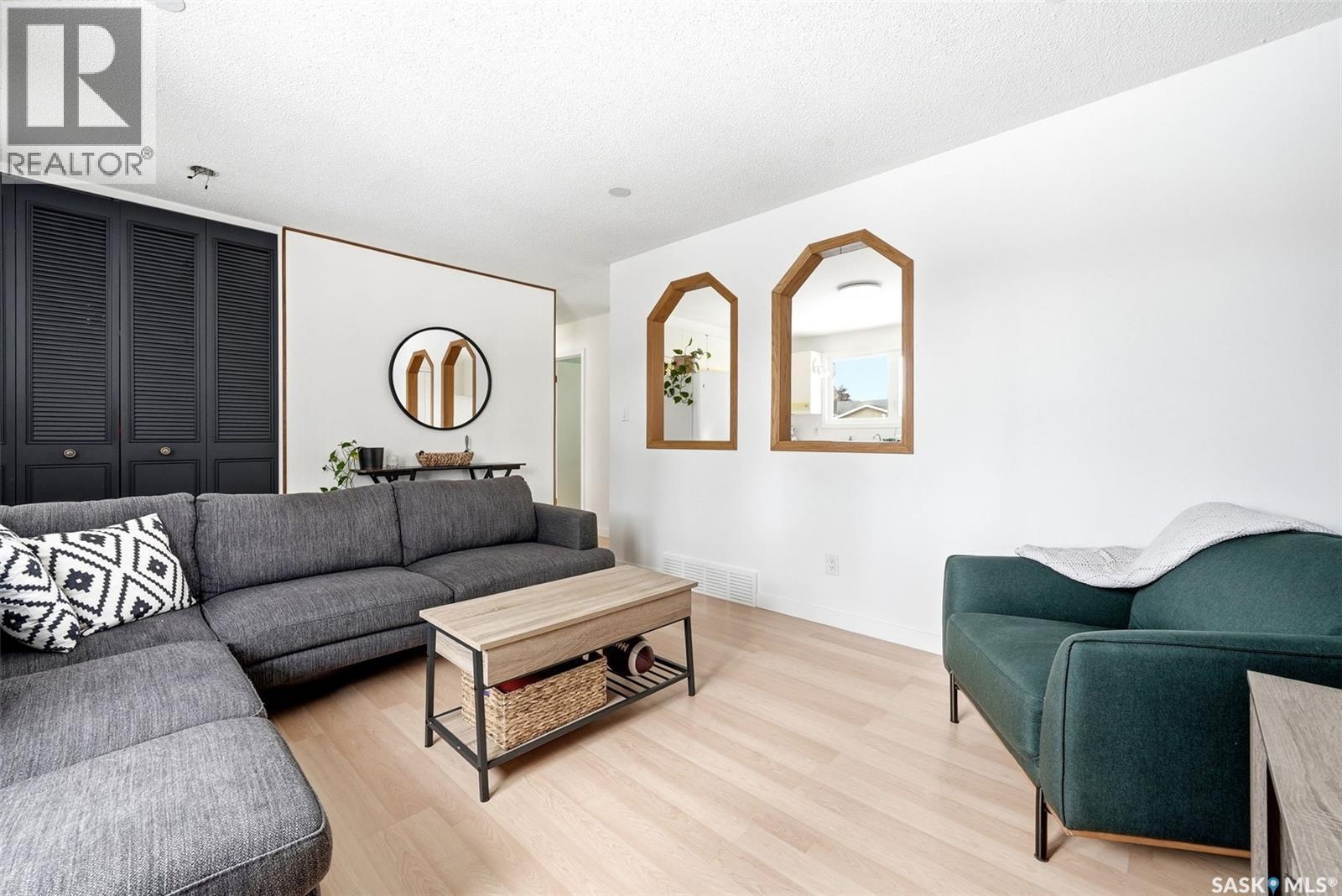 224 Mikkelson Drive, Regina, SK - Indoor Photo Showing Living Room