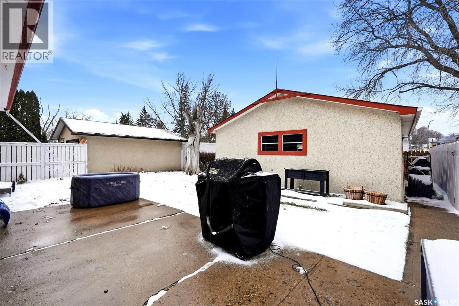 224 Mikkelson Drive, Regina, SK - Outdoor