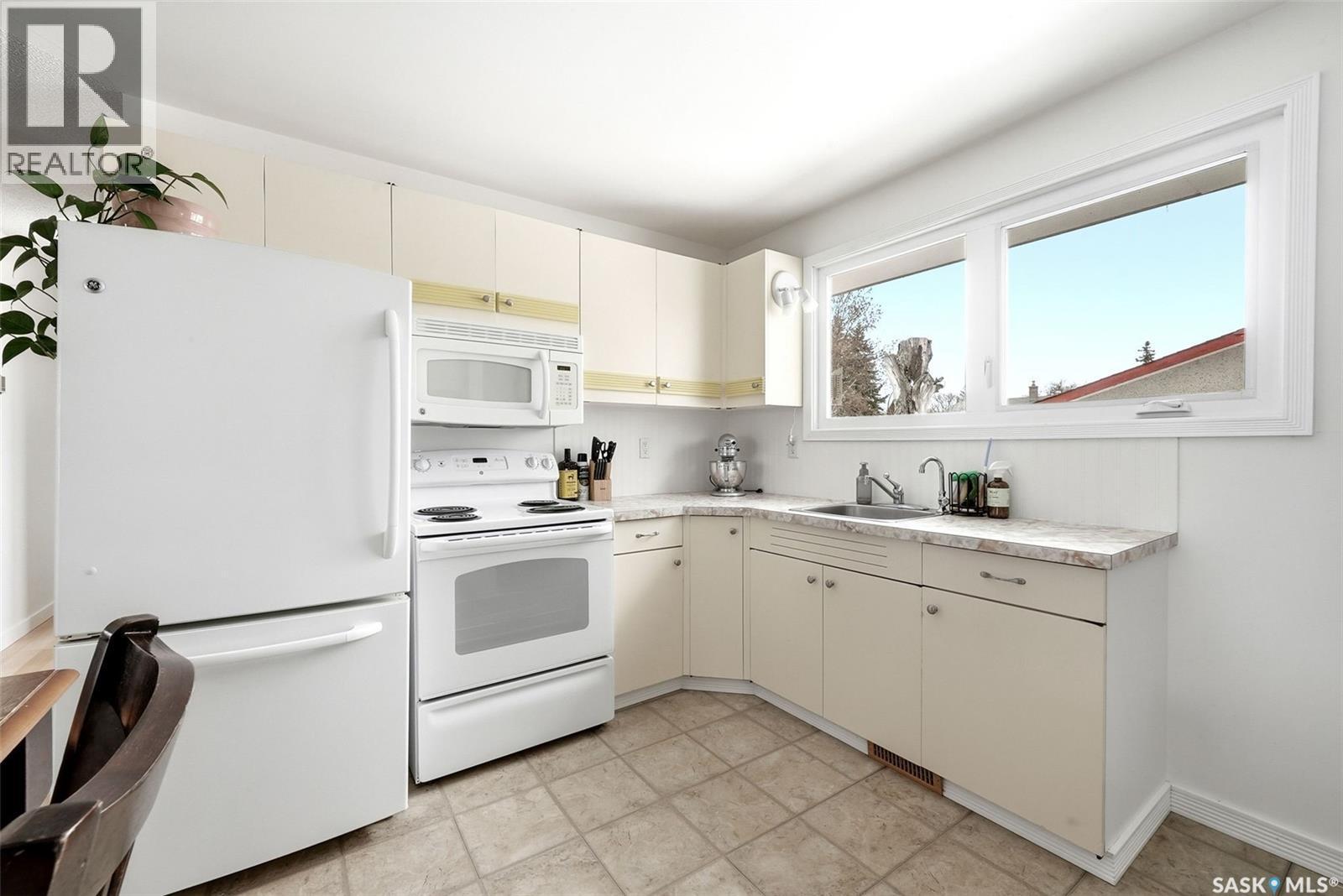 224 Mikkelson Drive, Regina, SK - Indoor Photo Showing Kitchen