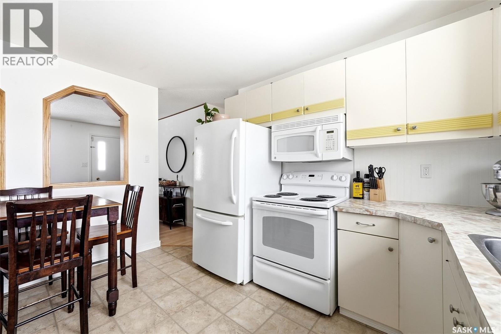 224 Mikkelson Drive, Regina, SK - Indoor Photo Showing Kitchen