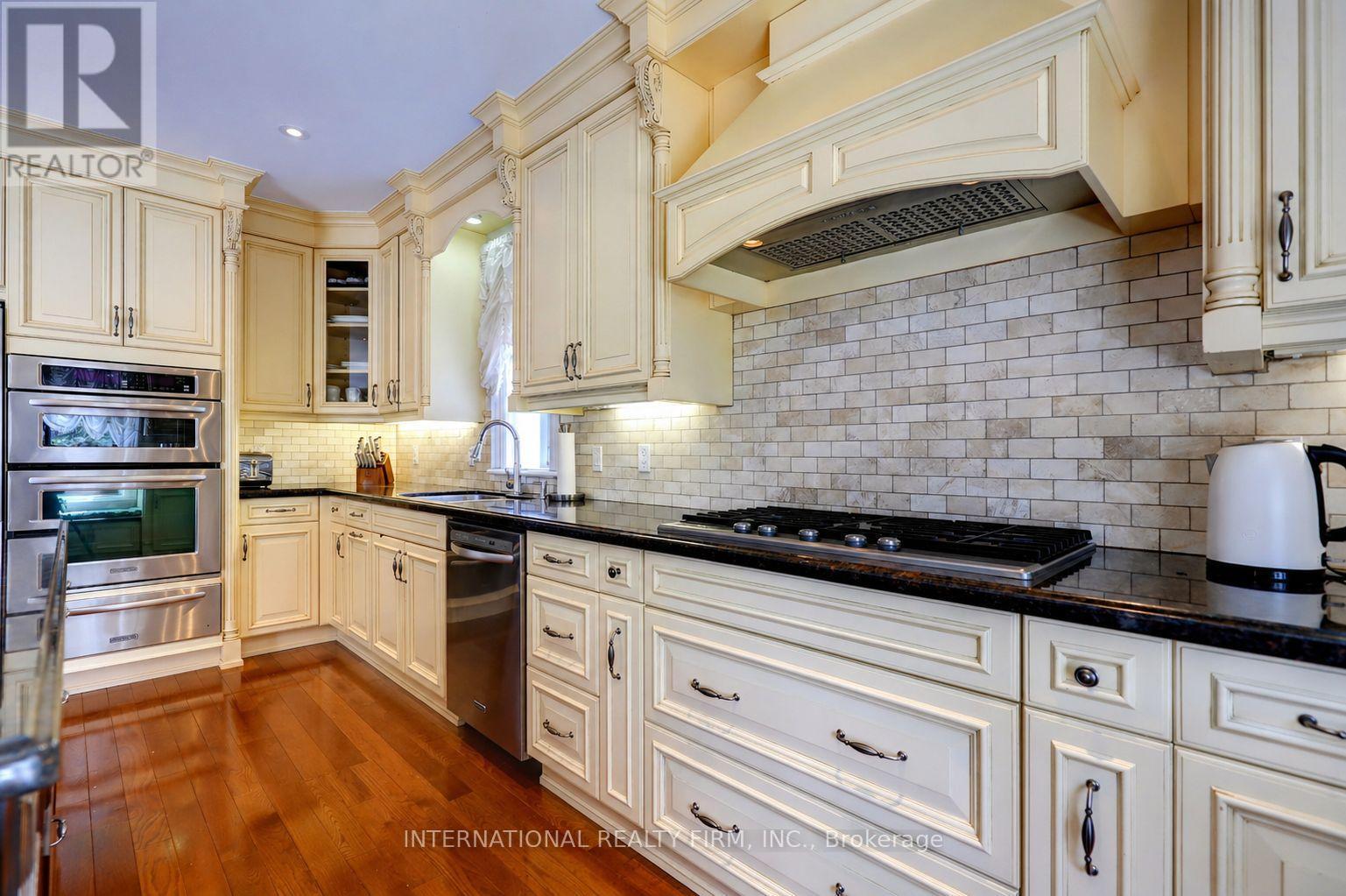 3496 Burningoak Crescent, Mississauga, ON - Indoor Photo Showing Kitchen With Upgraded Kitchen