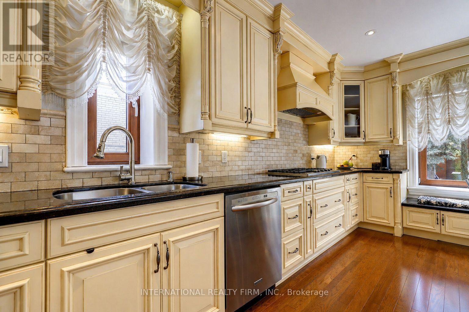 3496 Burningoak Crescent, Mississauga, ON - Indoor Photo Showing Kitchen With Double Sink With Upgraded Kitchen