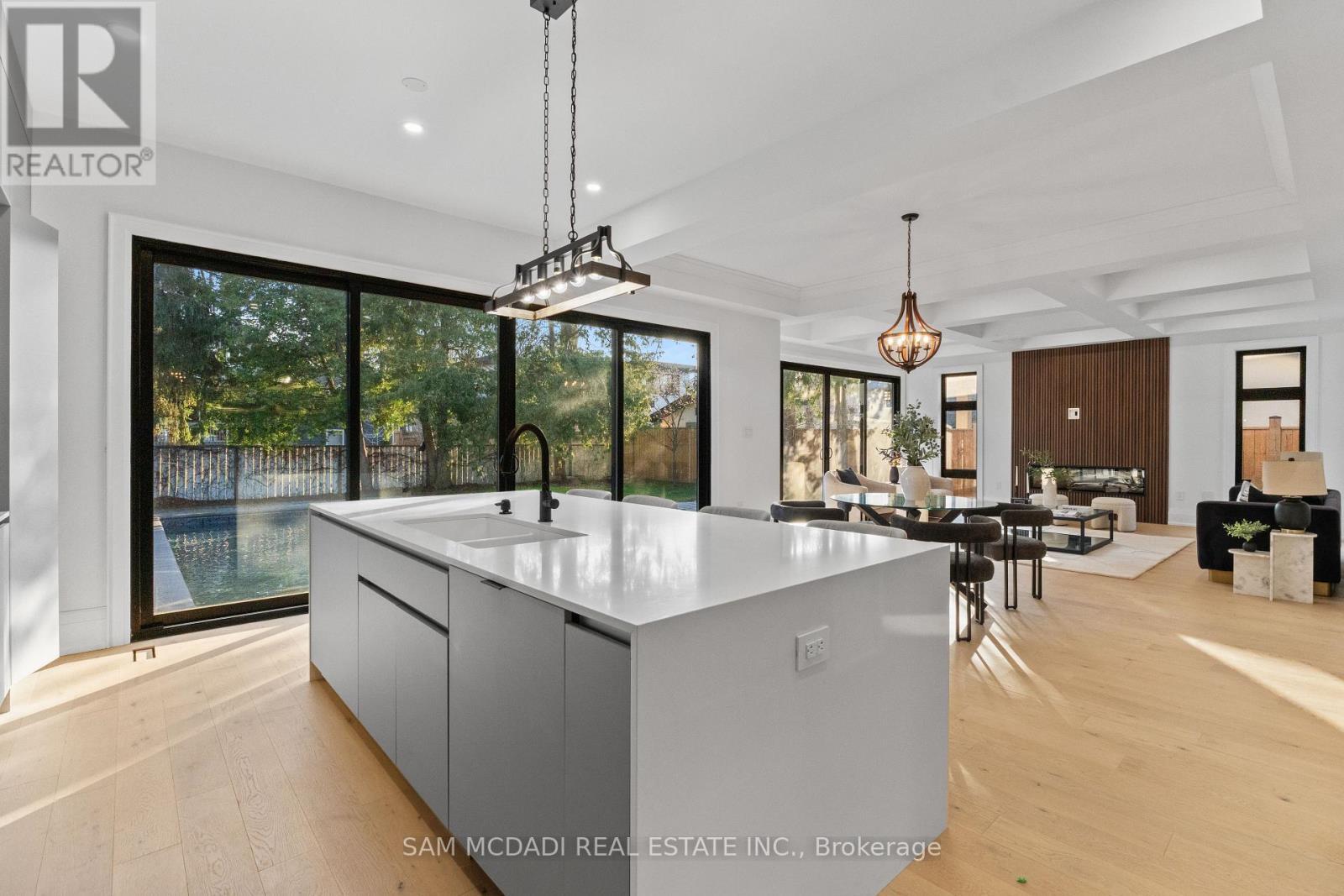 1610 Kenmuir Avenue, Mississauga, ON - Indoor Photo Showing Kitchen With Upgraded Kitchen
