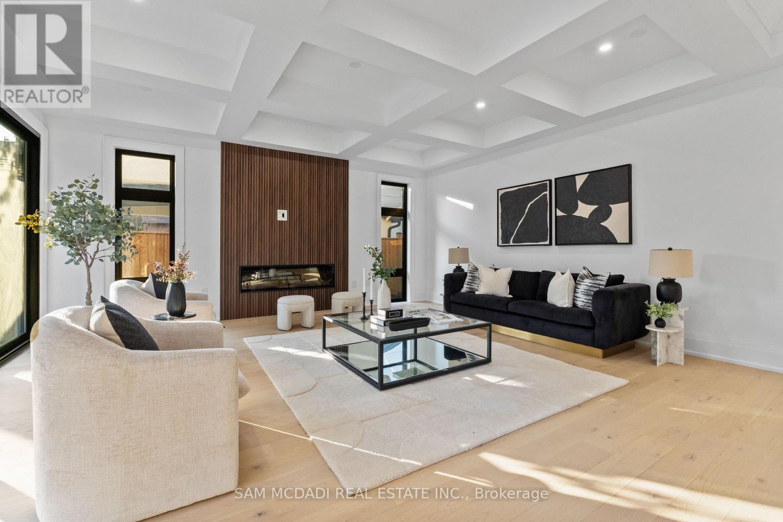 1610 Kenmuir Avenue, Mississauga, ON - Indoor Photo Showing Living Room
