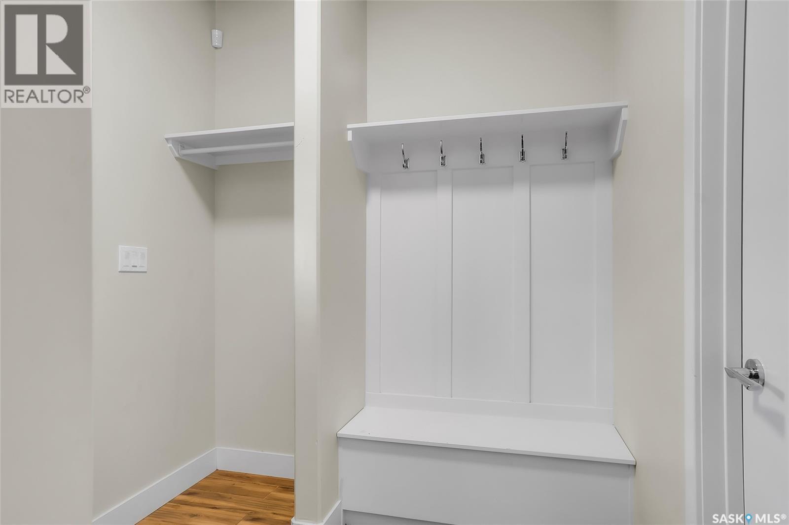 305 Clarence Avenue S, Saskatoon, SK - Indoor
