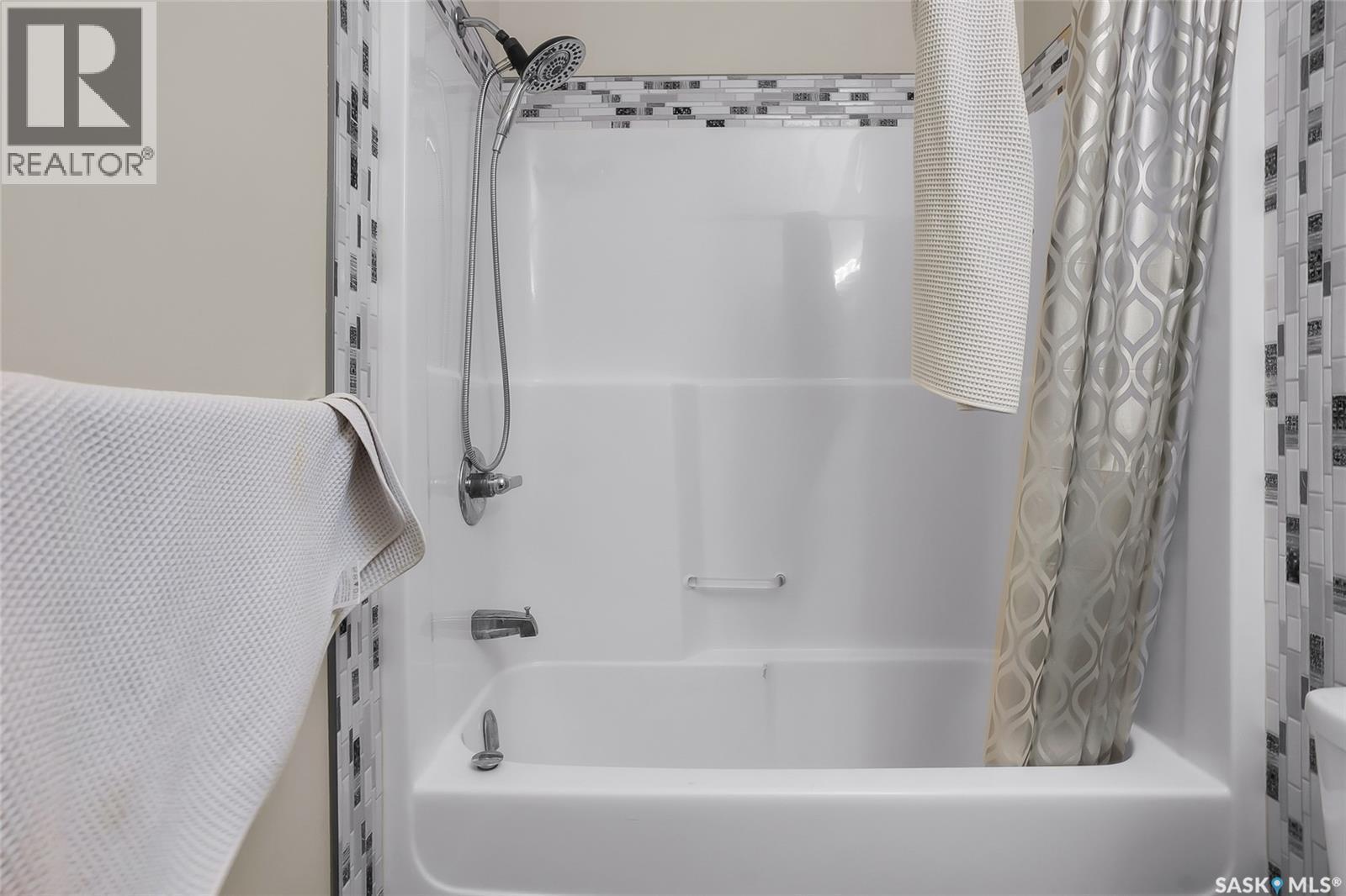 305 Clarence Avenue S, Saskatoon, SK - Indoor Photo Showing Bathroom