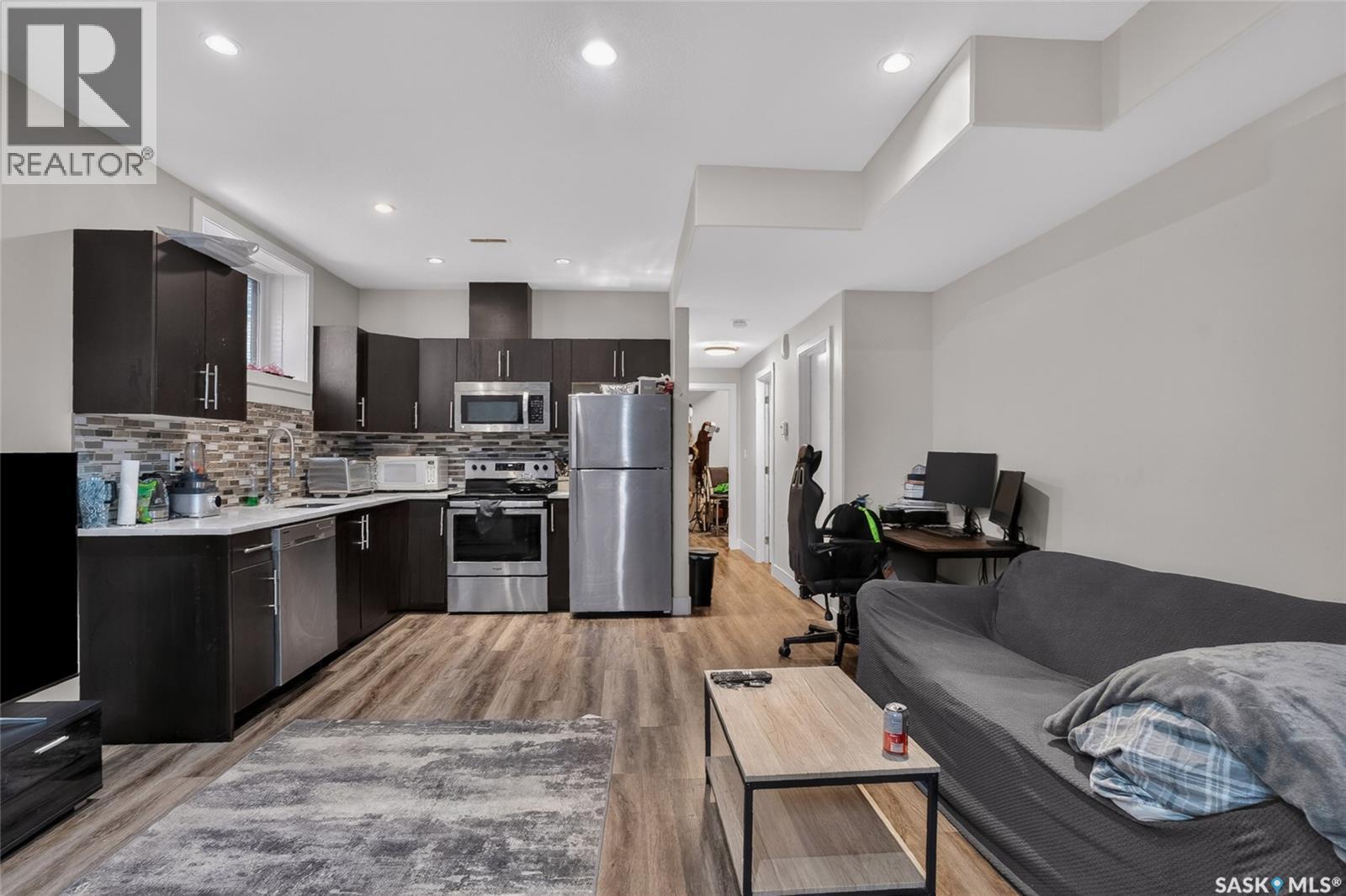 305 Clarence Avenue S, Saskatoon, SK - Indoor Photo Showing Kitchen