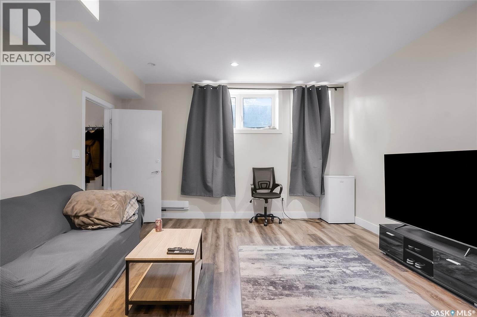 305 Clarence Avenue S, Saskatoon, SK - Indoor