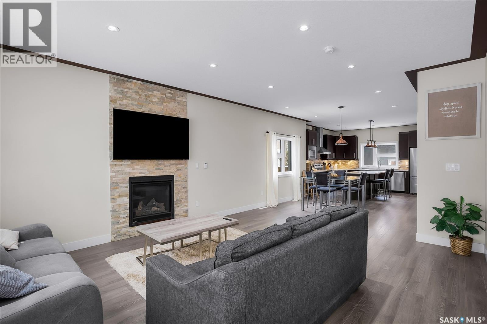 305 Clarence Avenue S, Saskatoon, SK - Indoor Photo Showing Living Room With Fireplace
