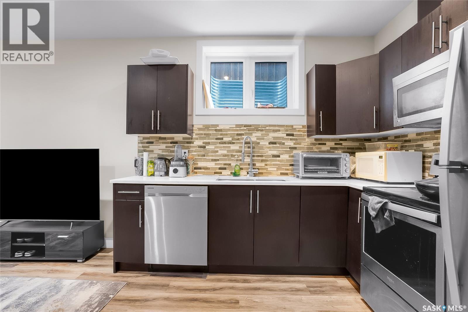 305 Clarence Avenue S, Saskatoon, SK - Indoor Photo Showing Kitchen With Double Sink