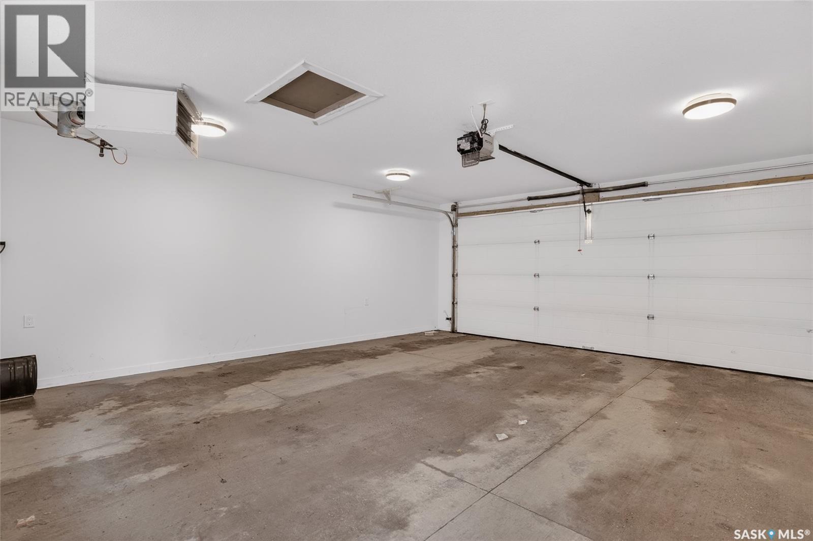 305 Clarence Avenue S, Saskatoon, SK - Indoor Photo Showing Garage