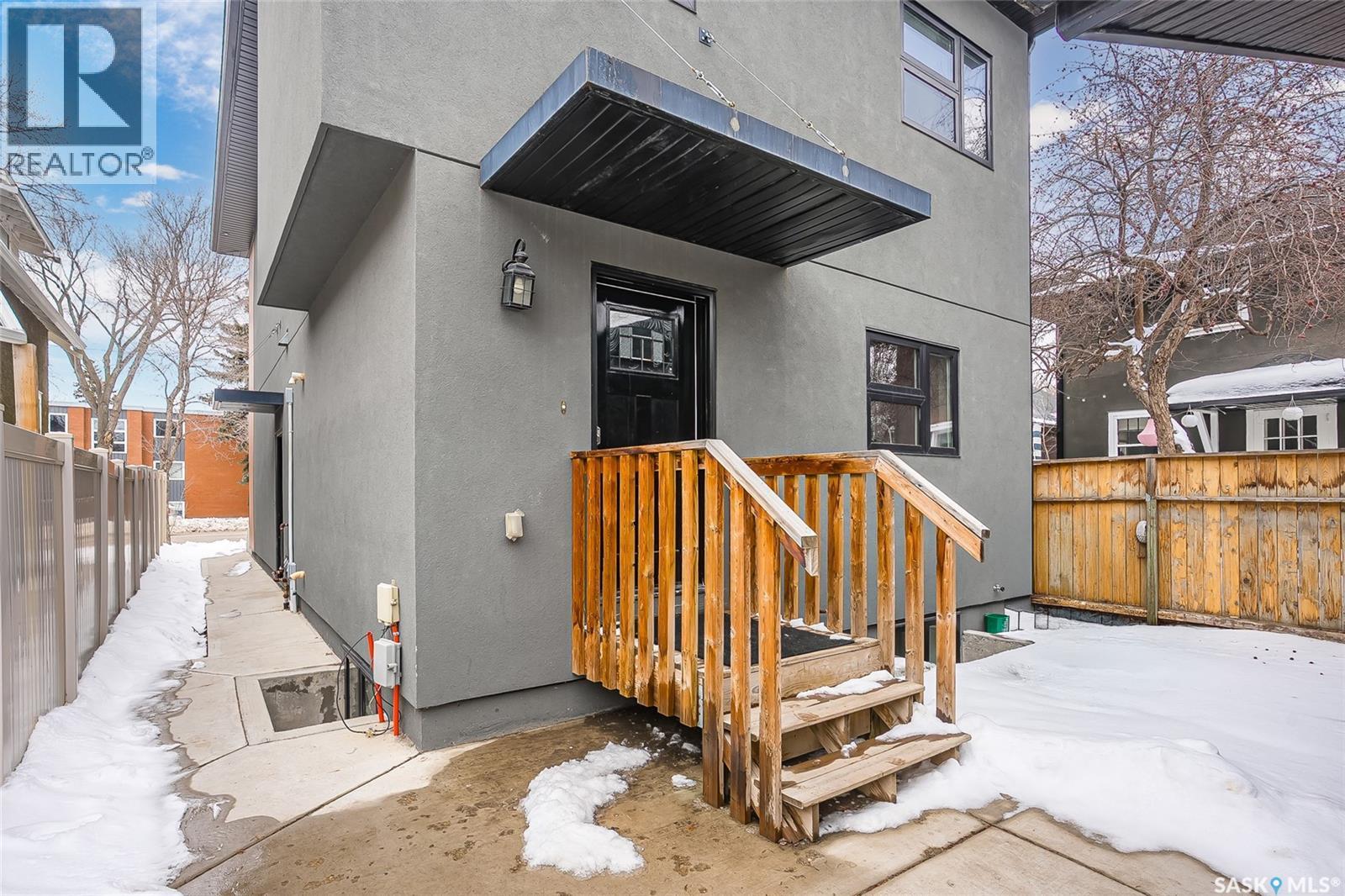 305 Clarence Avenue S, Saskatoon, SK - Outdoor With Exterior