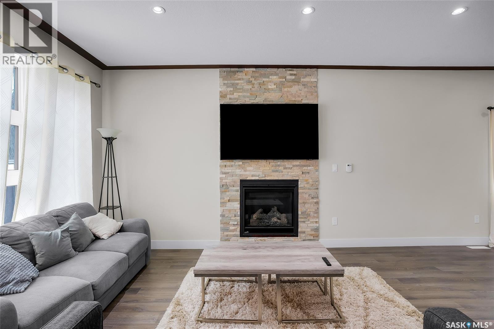 305 Clarence Avenue S, Saskatoon, SK - Indoor Photo Showing Living Room With Fireplace