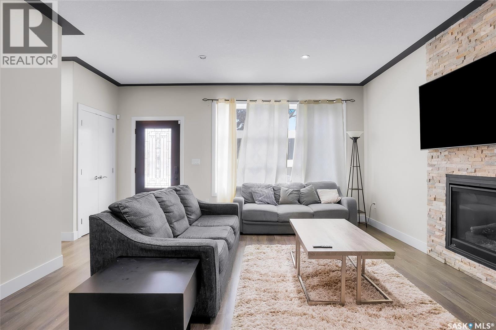 305 Clarence Avenue S, Saskatoon, SK - Indoor Photo Showing Living Room With Fireplace