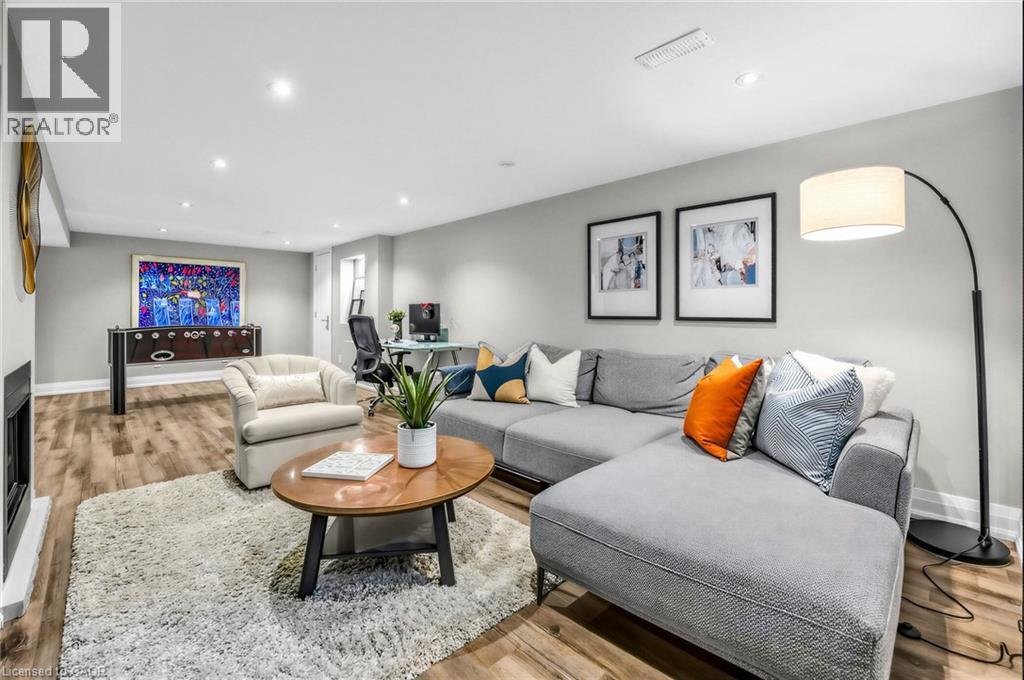 315 Swinburne Road, Burlington, ON - Indoor Photo Showing Living Room