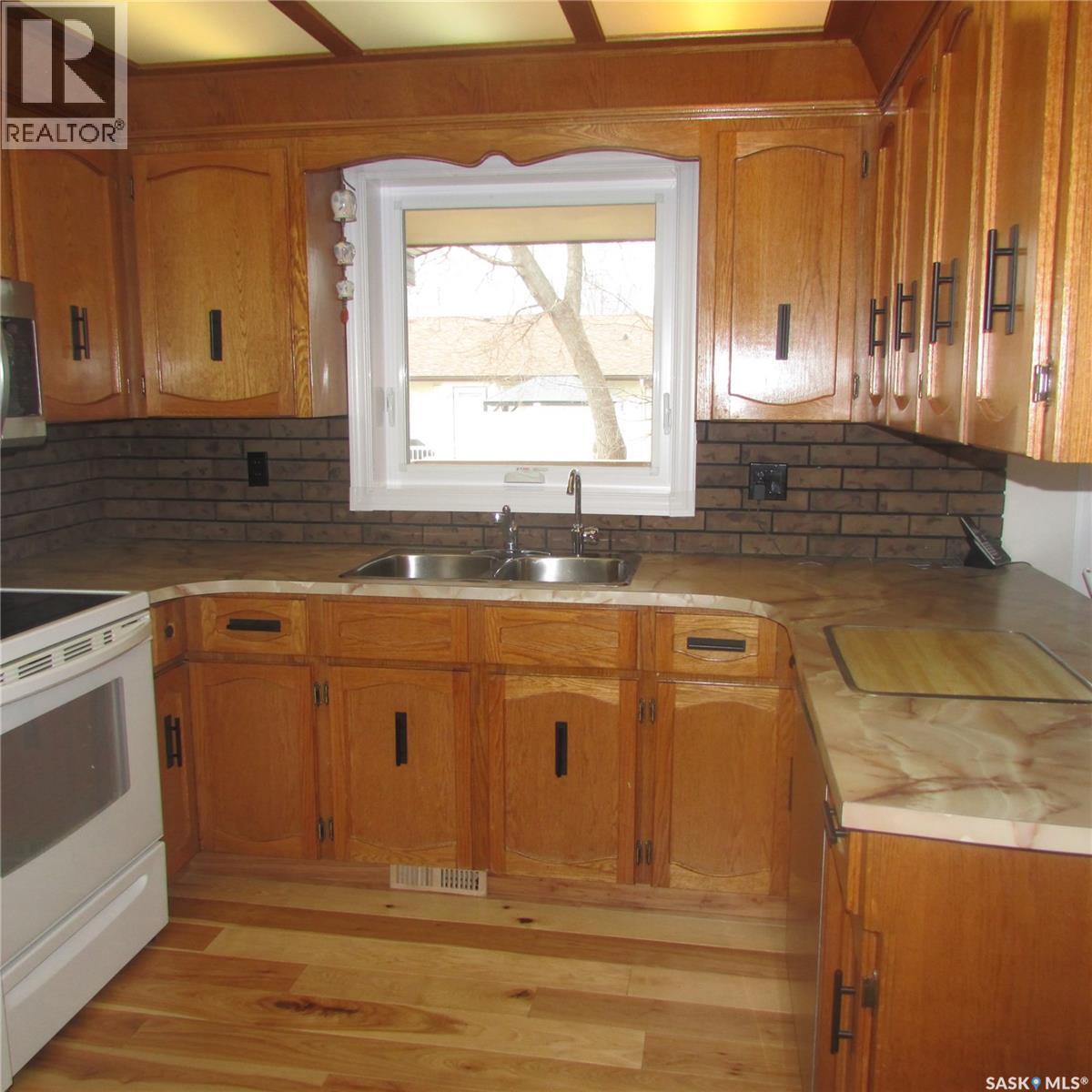291 Williston Drive, Regina, SK - Indoor Photo Showing Kitchen With Double Sink