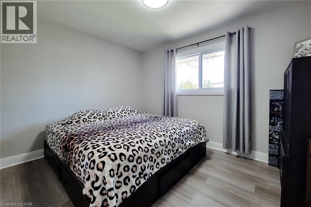 Neutral wall tones complement the wood-finish flooring in this room - 103 East 45Th Street, Hamilton, ON - Indoor Photo Showing Bedroom