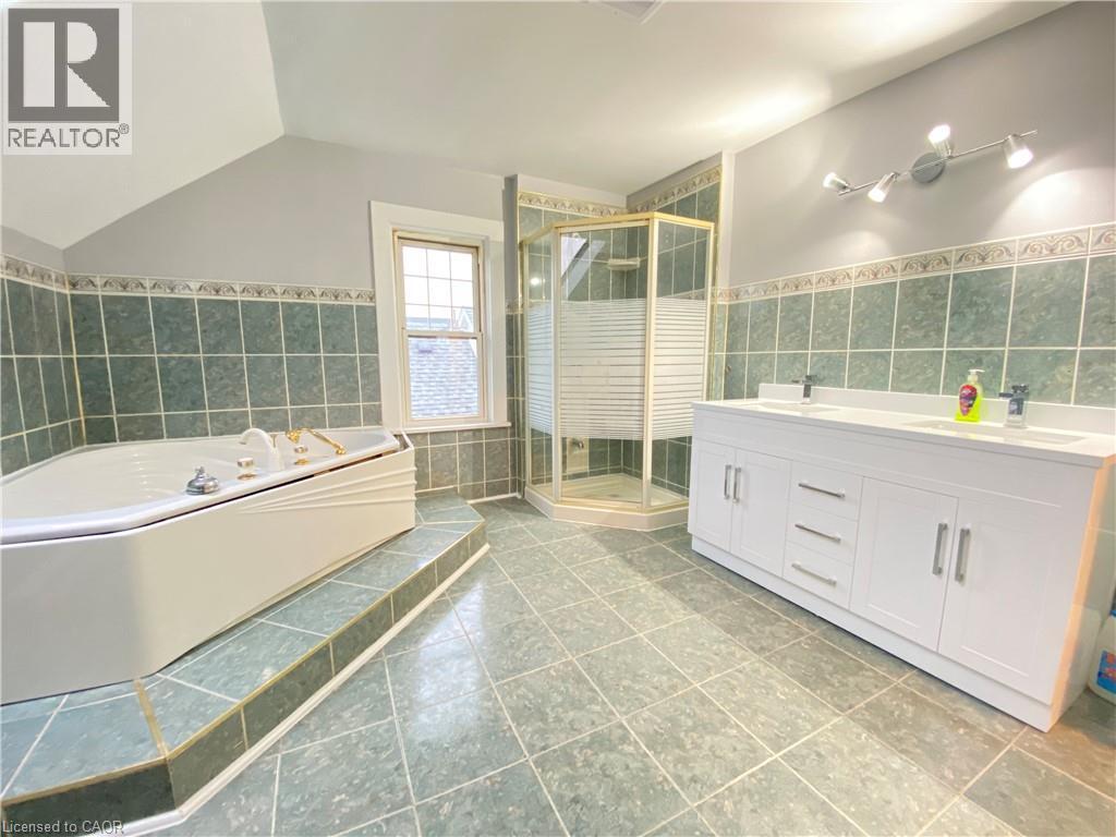 168 Garside Avenue N, Hamilton, ON - Indoor Photo Showing Bathroom