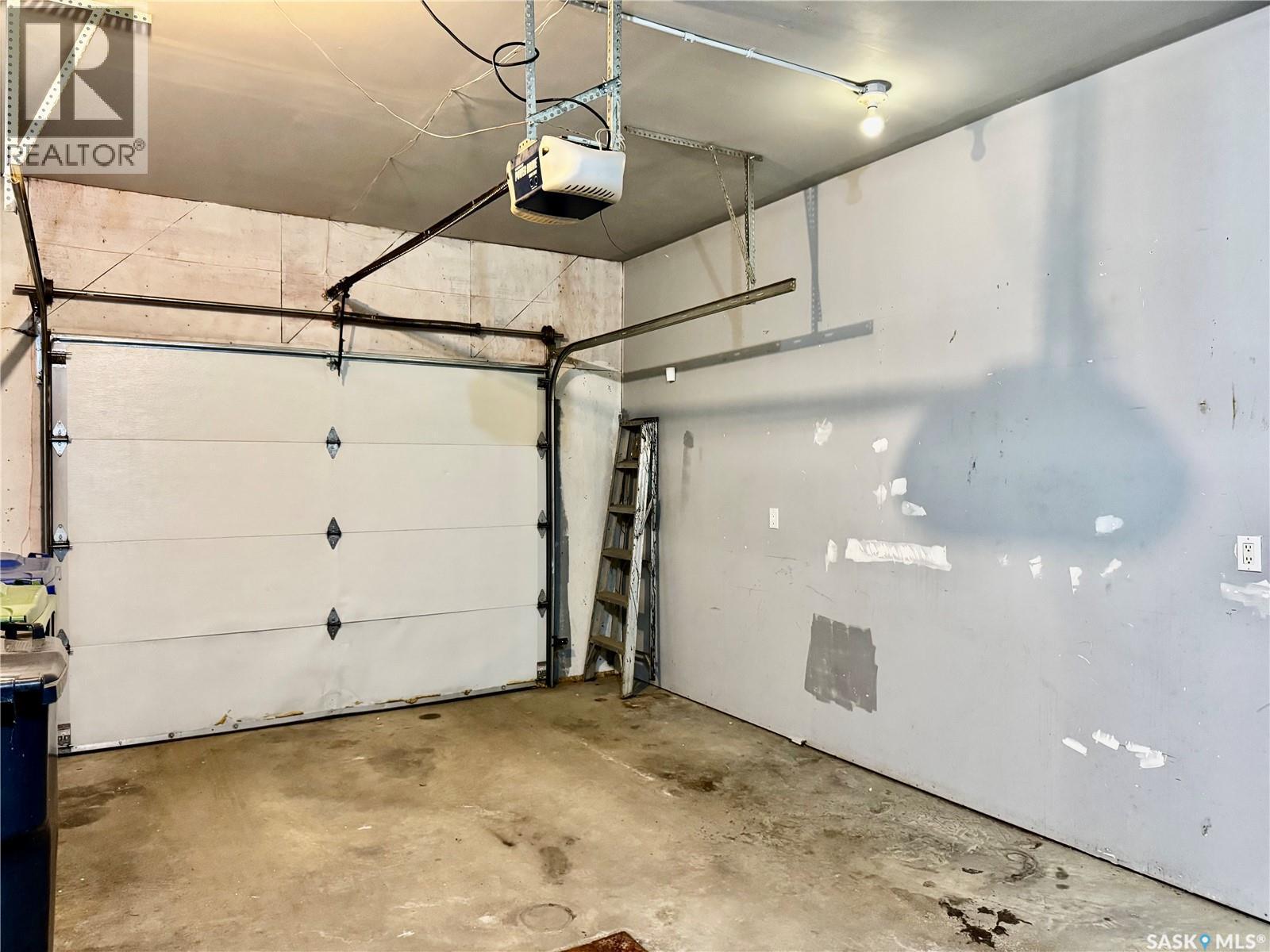 347 Maple Avenue, Yorkton, SK - Indoor Photo Showing Garage