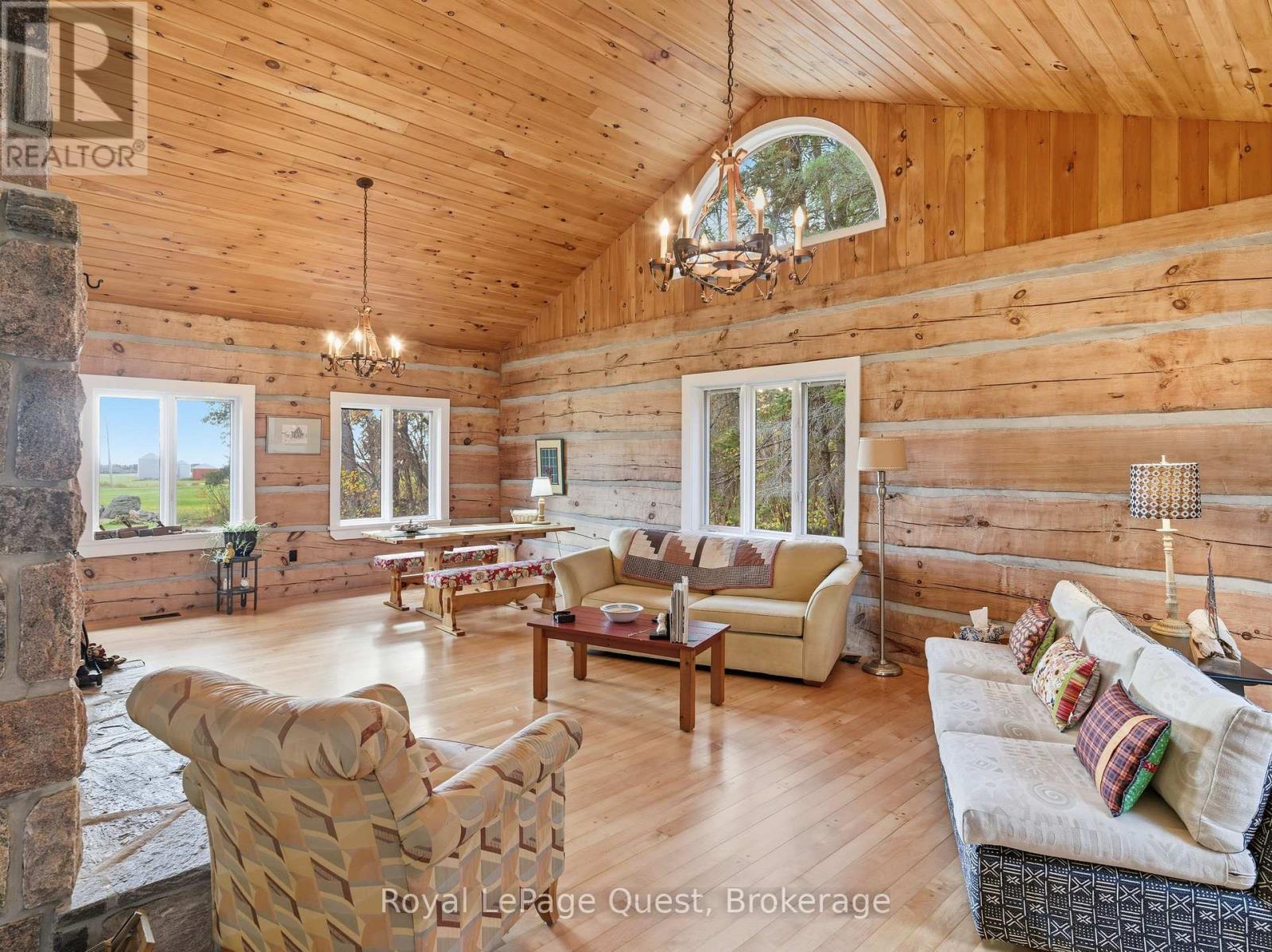 160 14 Concession W, Tiny, ON - Indoor Photo Showing Living Room