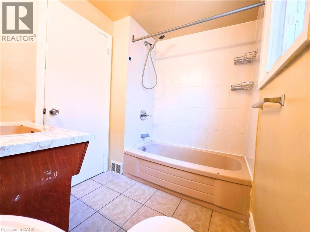 214 Fairfield Avenue, Hamilton, ON - Indoor Photo Showing Bathroom