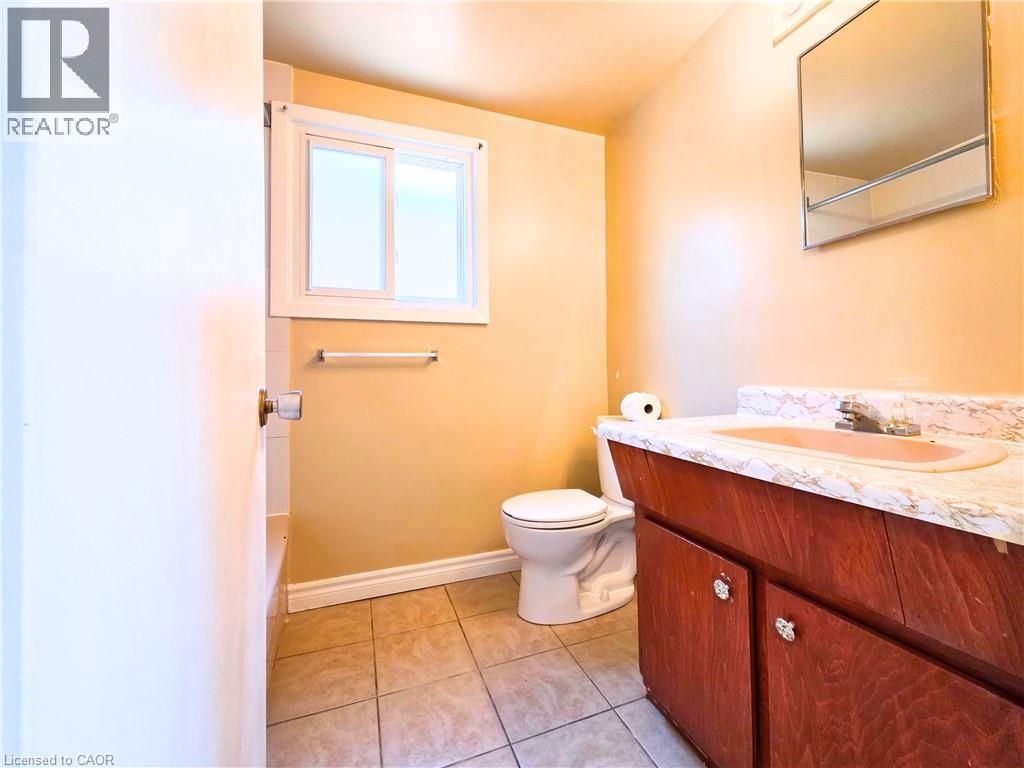 214 Fairfield Avenue, Hamilton, ON - Indoor Photo Showing Bathroom
