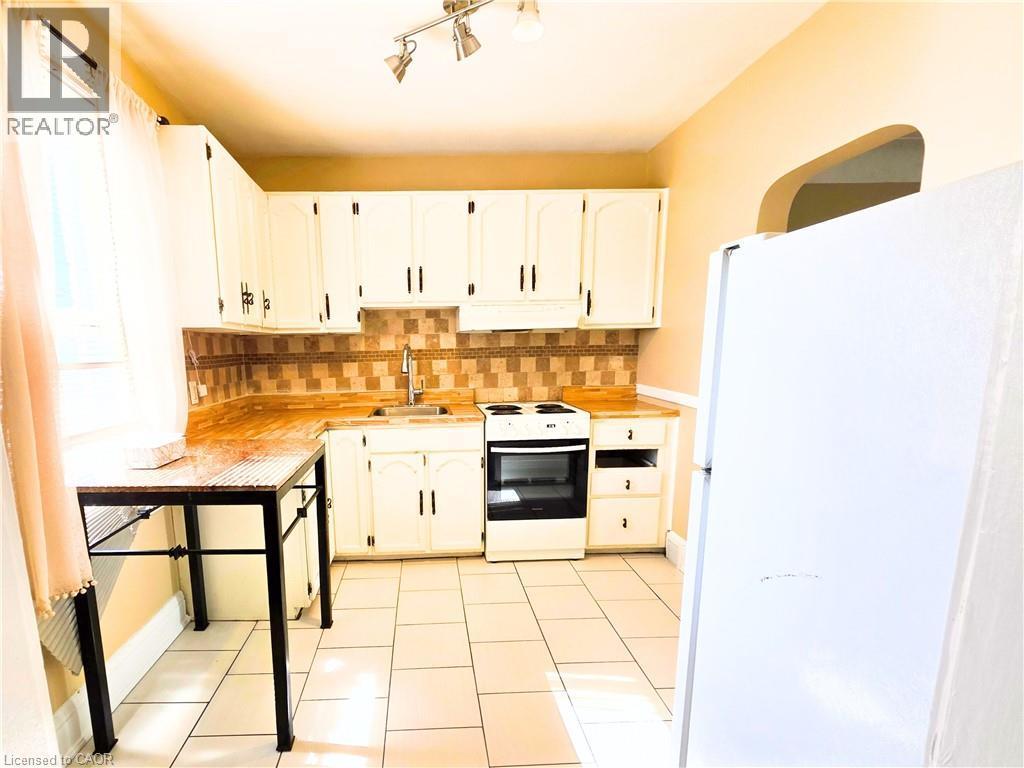 214 Fairfield Avenue, Hamilton, ON - Indoor Photo Showing Kitchen