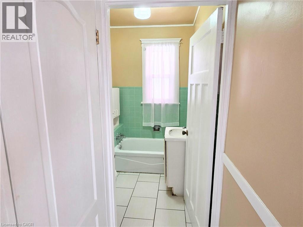 214 Fairfield Avenue, Hamilton, ON - Indoor Photo Showing Bathroom