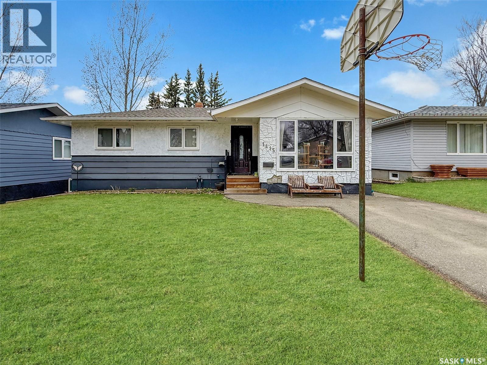 1415 Ashley Drive, Swift Current, SK - Outdoor