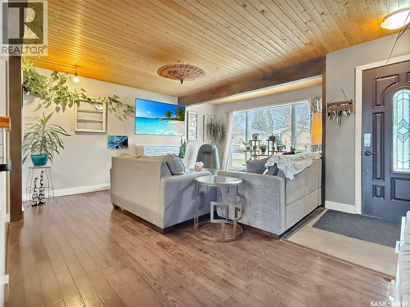 1415 Ashley Drive, Swift Current, SK - Indoor Photo Showing Living Room