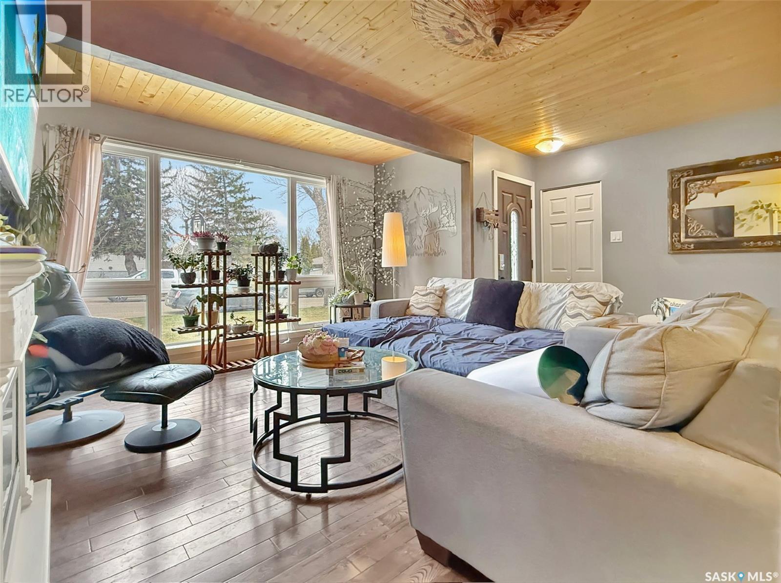 1415 Ashley Drive, Swift Current, SK - Indoor Photo Showing Living Room