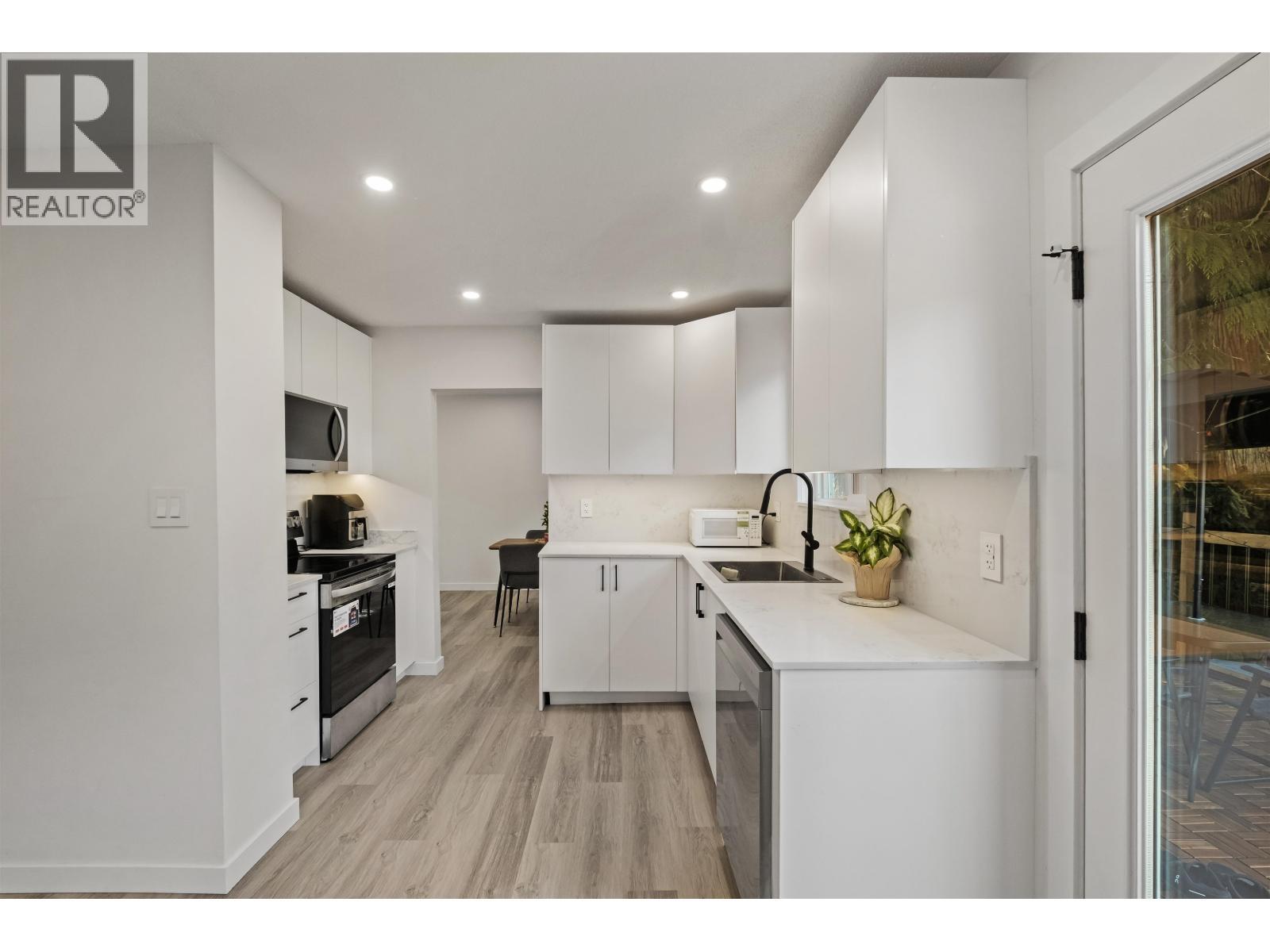 1344 Prairie Avenue, Port Coquitlam, BC - Indoor Photo Showing Kitchen With Upgraded Kitchen