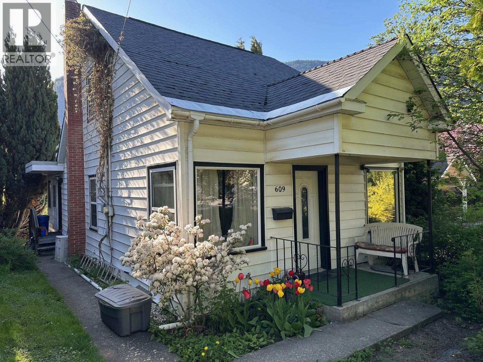609 Second Street, Nelson, BC - Outdoor