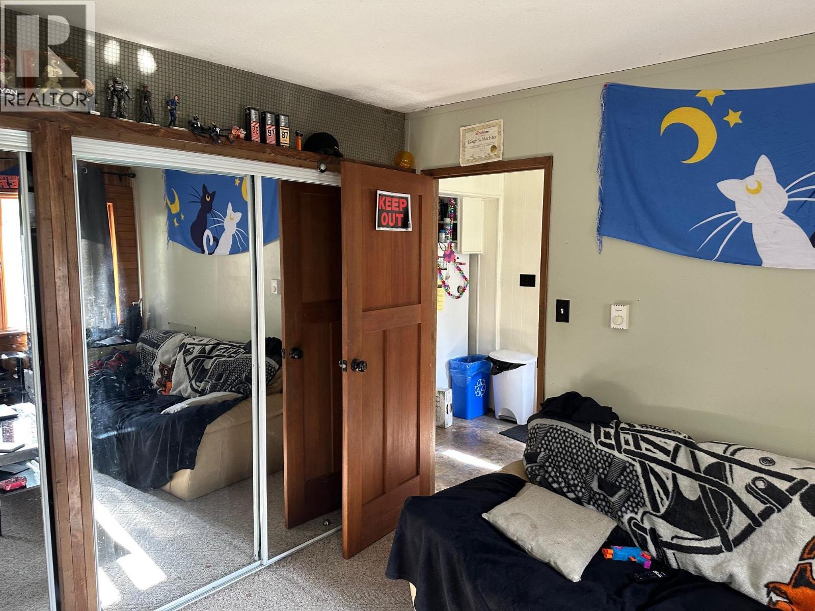 609 Second Street, Nelson, BC - Indoor Photo Showing Bedroom