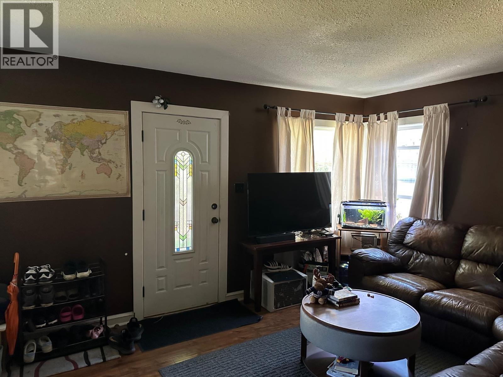 609 Second Street, Nelson, BC - Indoor Photo Showing Living Room