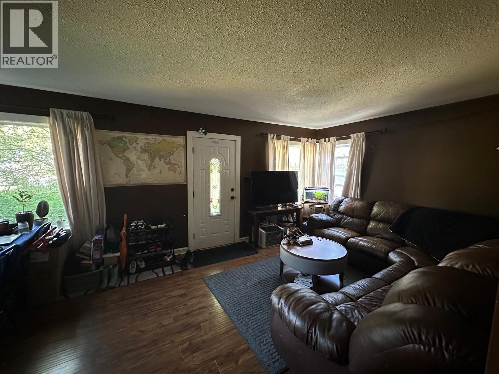 609 Second Street, Nelson, BC - Indoor Photo Showing Living Room