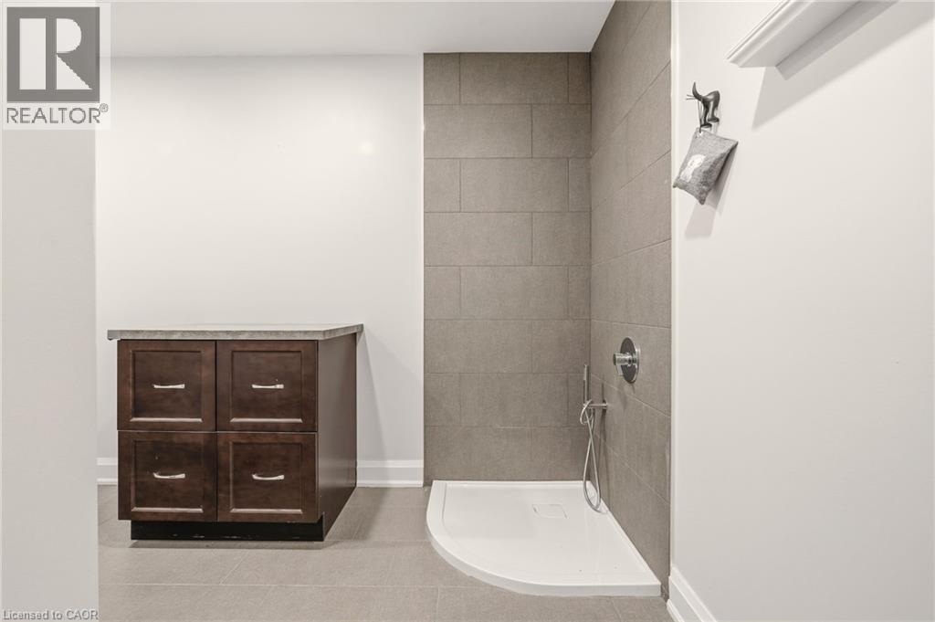 1354 No 1 Side Road, Burlington, ON - Indoor Photo Showing Bathroom