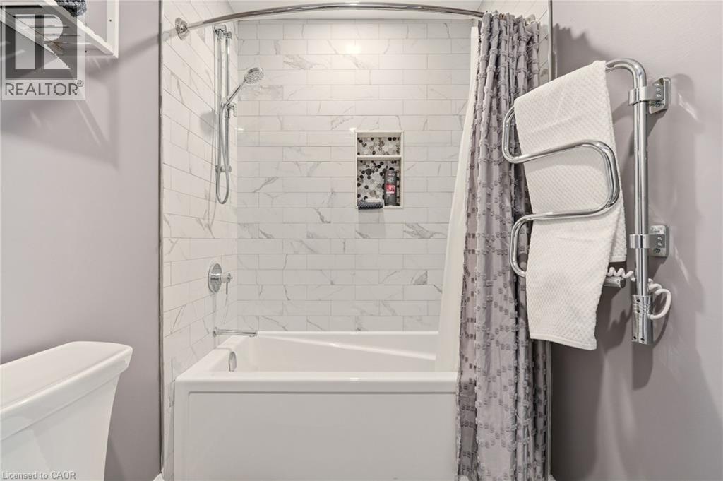 1354 No 1 Side Road, Burlington, ON - Indoor Photo Showing Bathroom