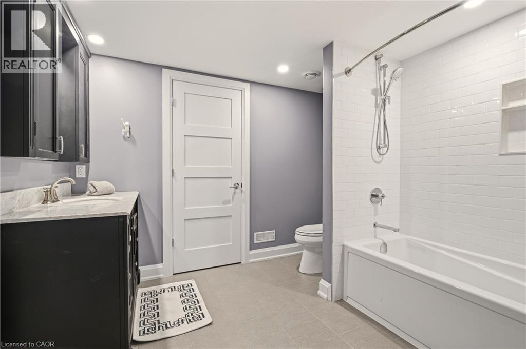 1354 No 1 Side Road, Burlington, ON - Indoor Photo Showing Bathroom