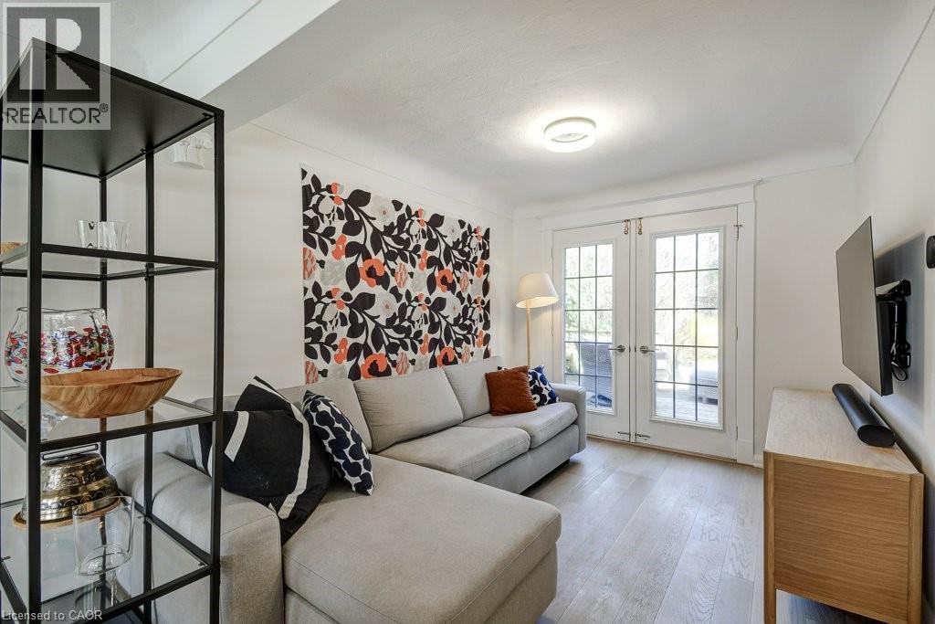 2180 Caroline Street, Burlington, ON - Indoor Photo Showing Living Room