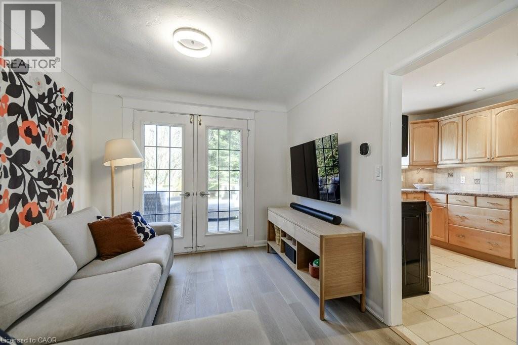 2180 Caroline Street, Burlington, ON - Indoor Photo Showing Living Room