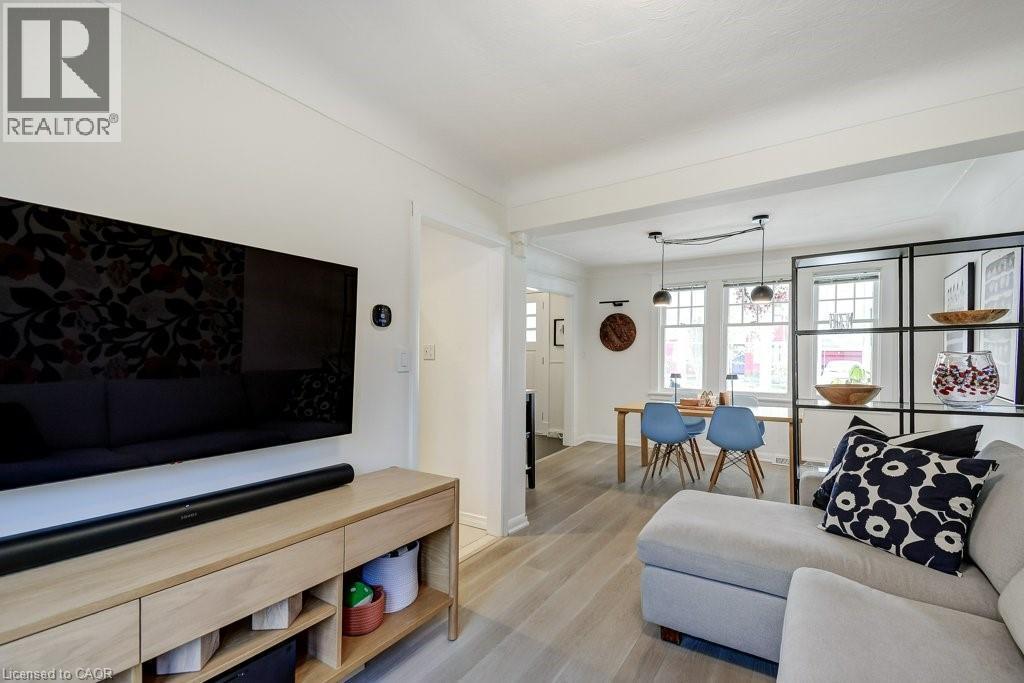 2180 Caroline Street, Burlington, ON - Indoor Photo Showing Living Room