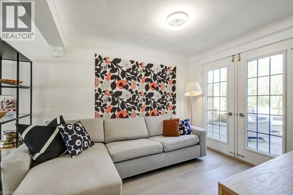 2180 Caroline Street, Burlington, ON - Indoor Photo Showing Living Room