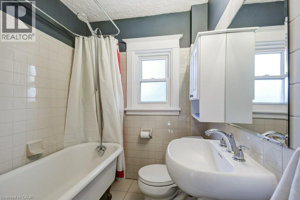 2180 Caroline Street, Burlington, ON - Indoor Photo Showing Bathroom
