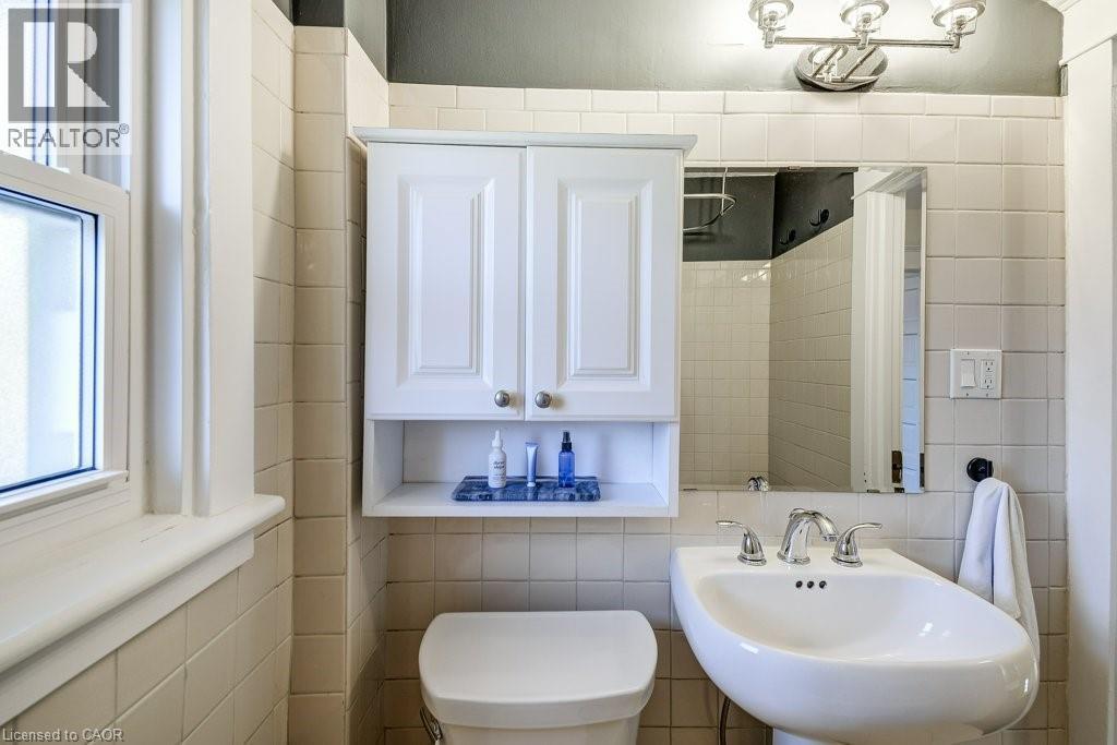 2180 Caroline Street, Burlington, ON - Indoor Photo Showing Bathroom